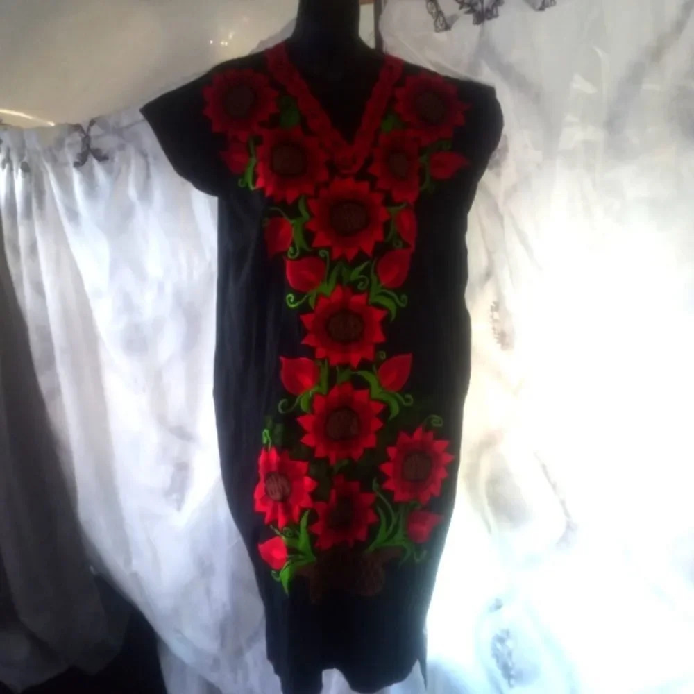Mexican embroidery dress size medium and large ( Hang )